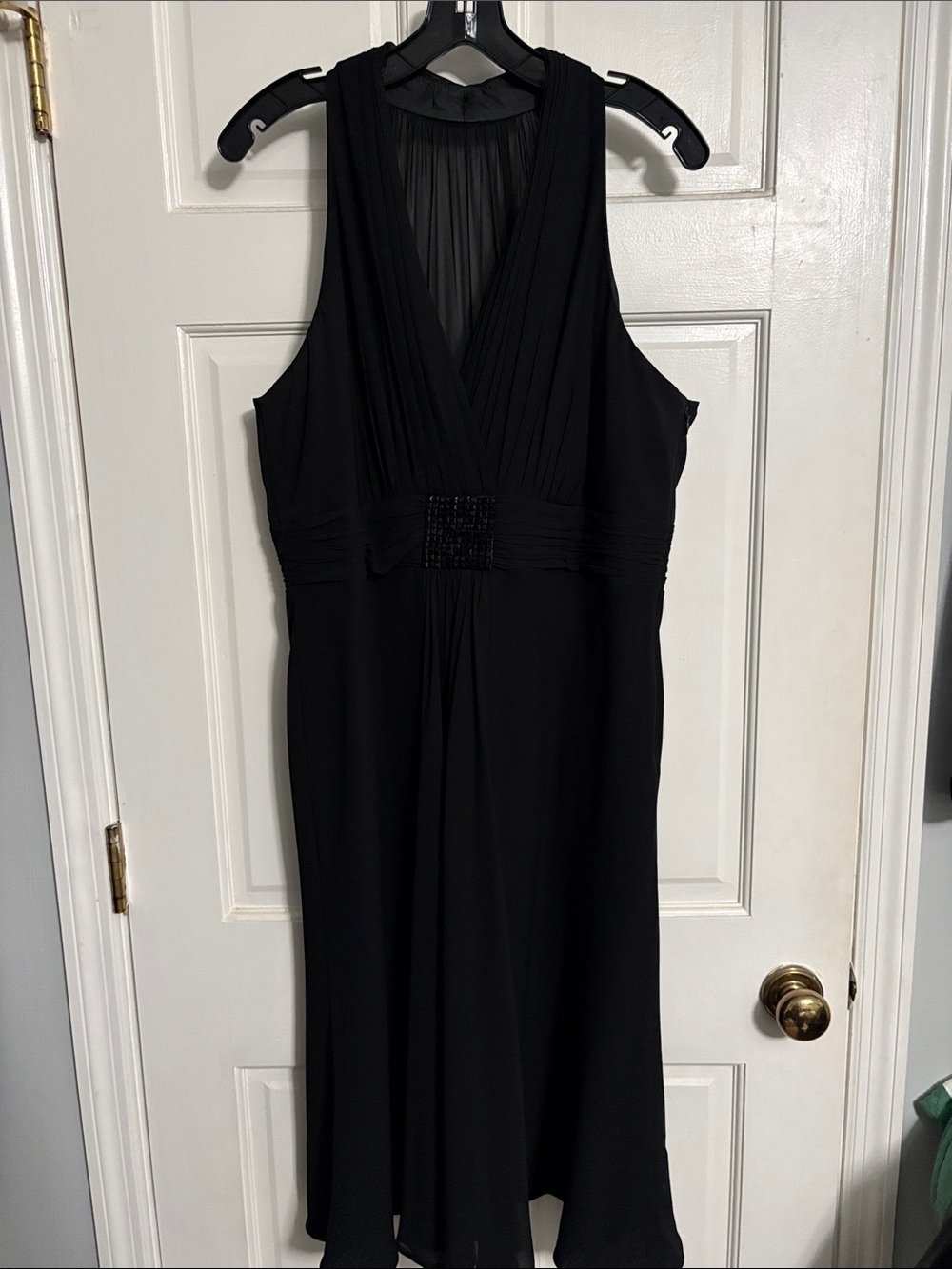 Evan Picone Black Sleeveless V-Neck Midi Dress